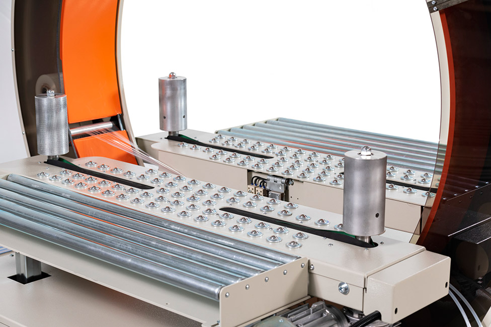 Automatisk horisontell sträckfilmsmaskin för komplett packförslutning och produkthantering.