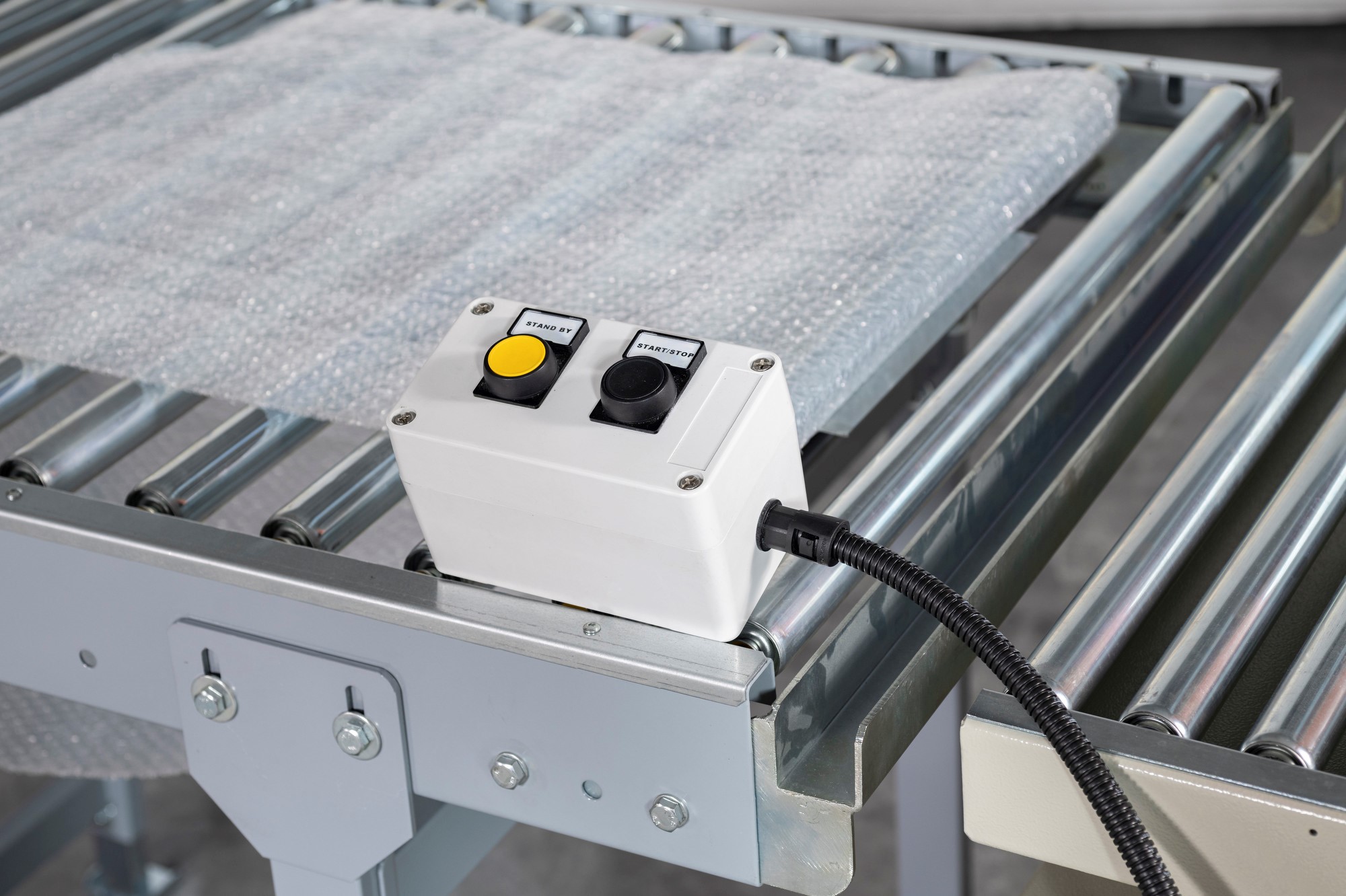 Seminautonom horisontell sträckfilmsmaskin med Total Close-system för bandformade produkter.